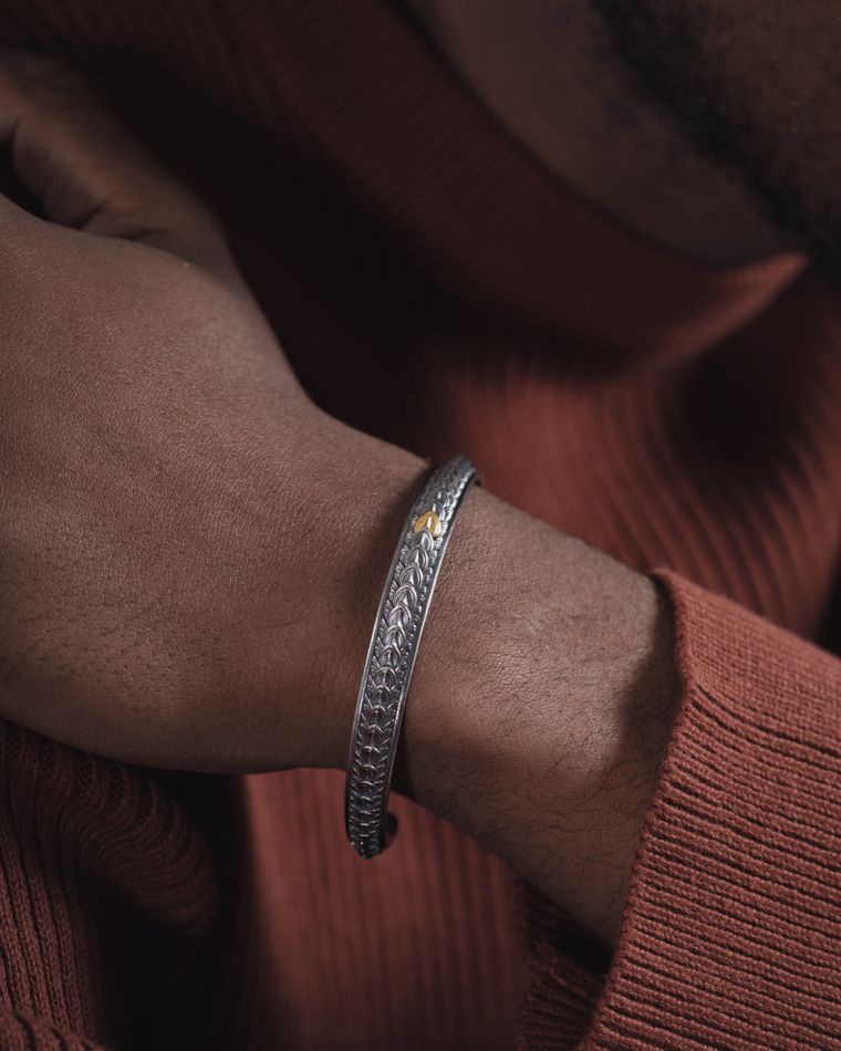 Pulsera de plata en la muñeca