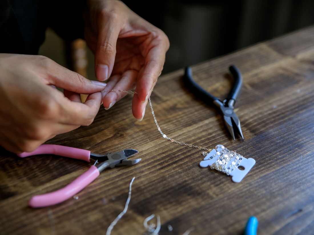 Artesano trabajando una joya de plata a mano en el taller